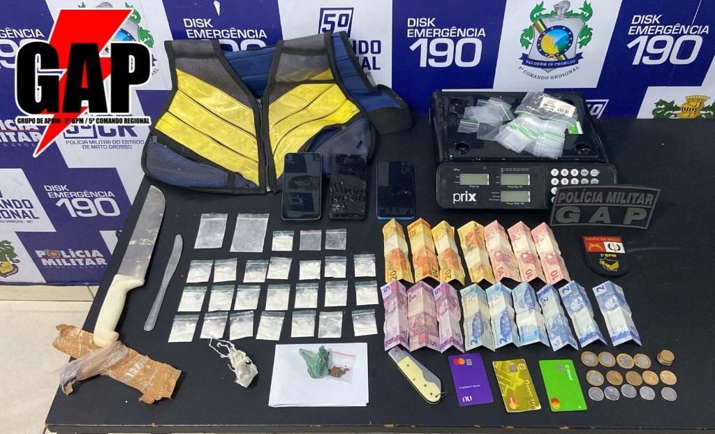 Polícia Militar prende dois homens por tráfico de drogas.