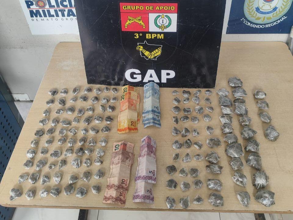 Polícia Militar prende homem com 134 porções de maconha.