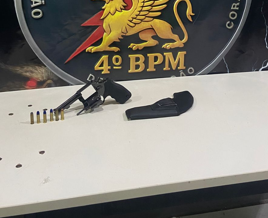 Polícia Militar prende homem com revólver e munições em borracharia.