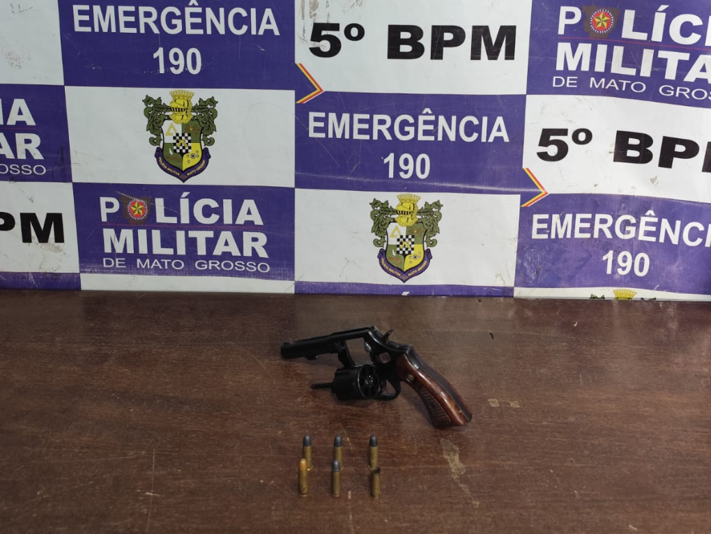 Polícia Militar prende homem por tentativa de roubo e apreende arma de fogo.