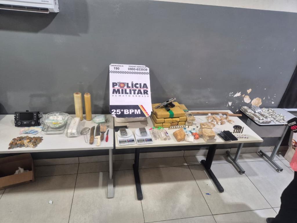 Polícia Militar prende mulher com 15 tabletes de maconha e pistola.