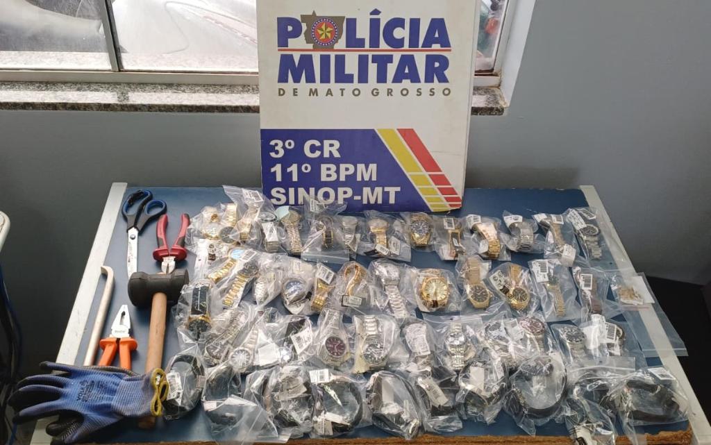 Polícia Militar prende suspeito de furtar 49 relógios e cinco correntes de ouro.