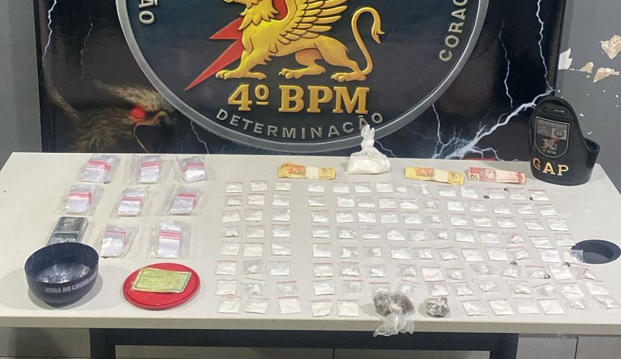 Polícia Militar prende três homens e apreende mais de 200 porções de entorpecentes.