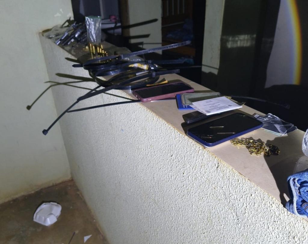 Polícias Civil e Militar desarticulam ponto de venda de drogas em Vila Bela da Santíssima Trindade.