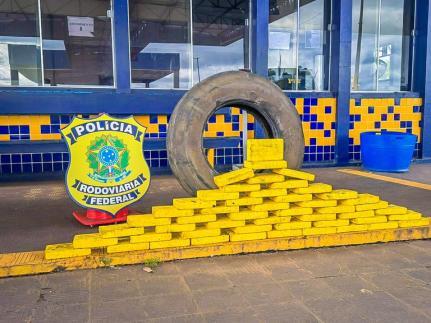 PRF apreende mais de 52 kg de cocaína escondidos em estepe de caminhonete.