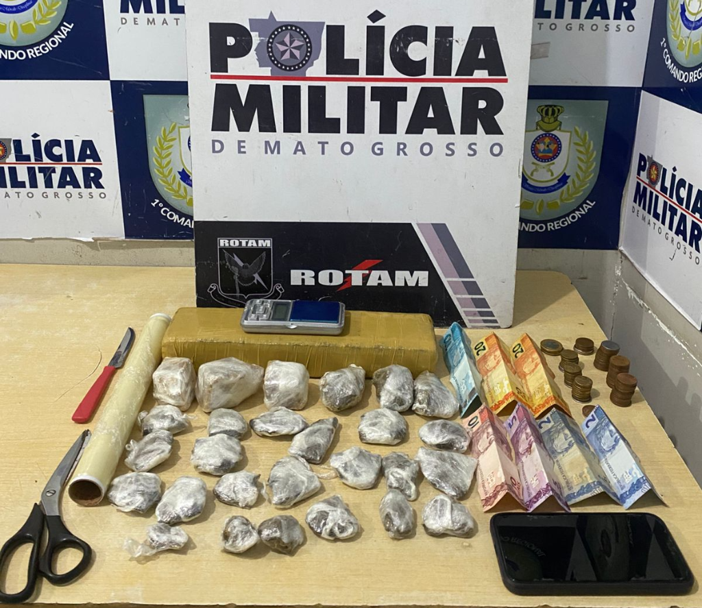 Rotam prende dois homens por tráfico de drogas e apreende 38 porções de entorpecentes.