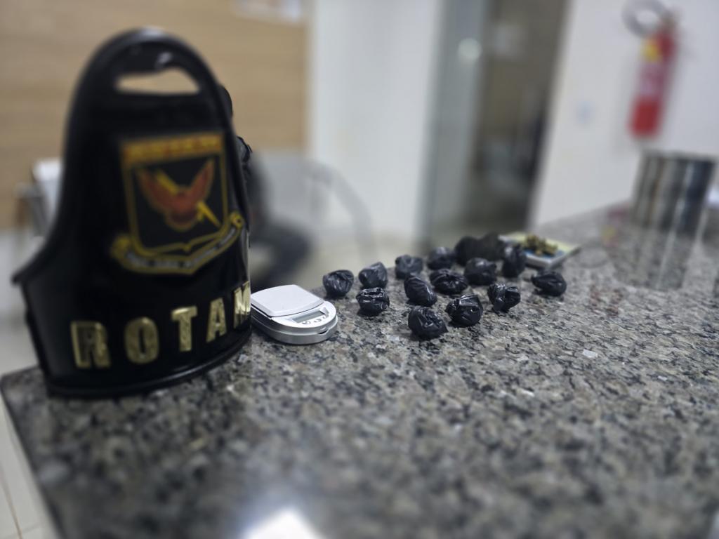 Rotam prende suspeito por tráfico de drogas durante abordagem em Pontes e Lacerda.