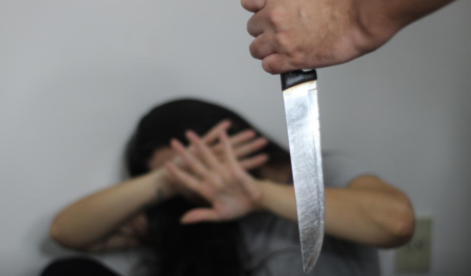 Suspeito de tentativa de feminicídio esfaqueia mulher em Cáceres e foge.