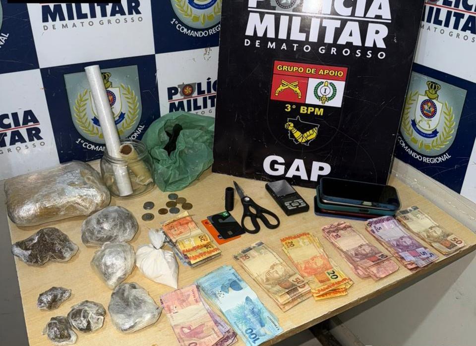 Três homens são presos em flagrante suspeitos por tráfico de drogas.