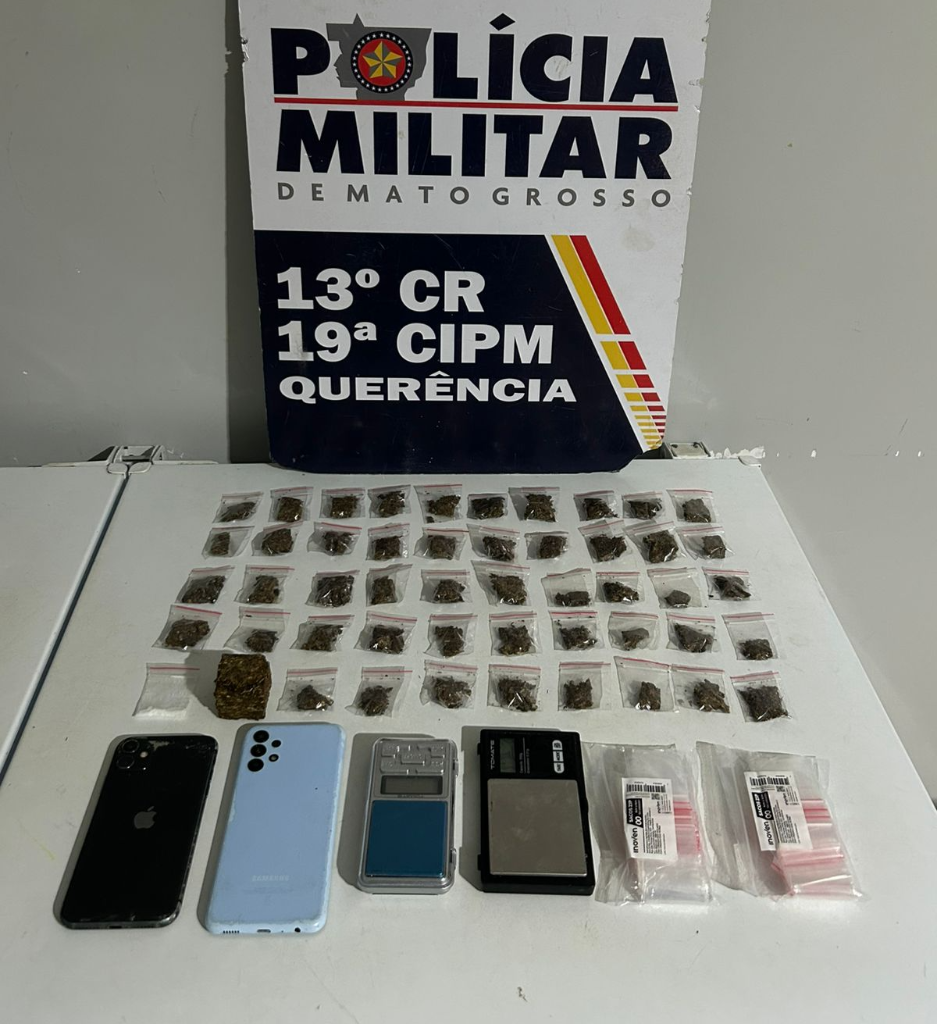 Três homens são presos pela PM com 50 porções de drogas.