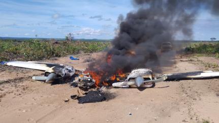 Avião cai e pega fogo em estrada, polícia não acha ocupantes.