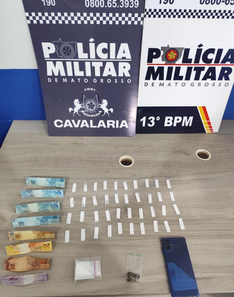 Cavalaria da PM detém duas pessoas e apreende 40 porções de cocaína.