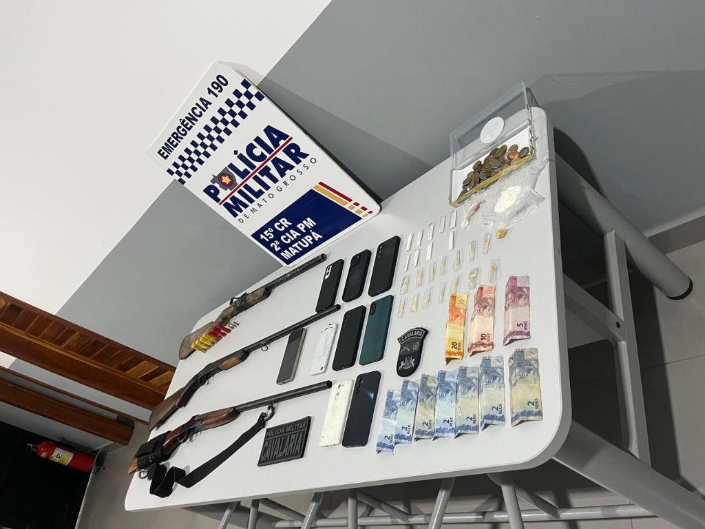 Cavalaria da PM prende três homens e apreende espingardas e drogas.