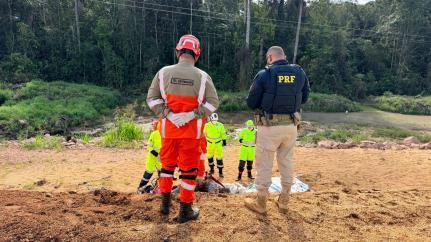 Duas pessoas morrem em batida entre carreta e moto na BR-163.