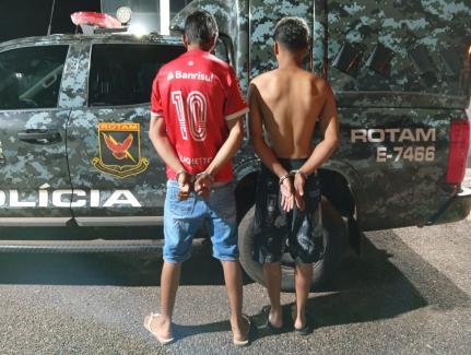 Dupla é presa com drogas e por porte ilegal de arma de fogo.