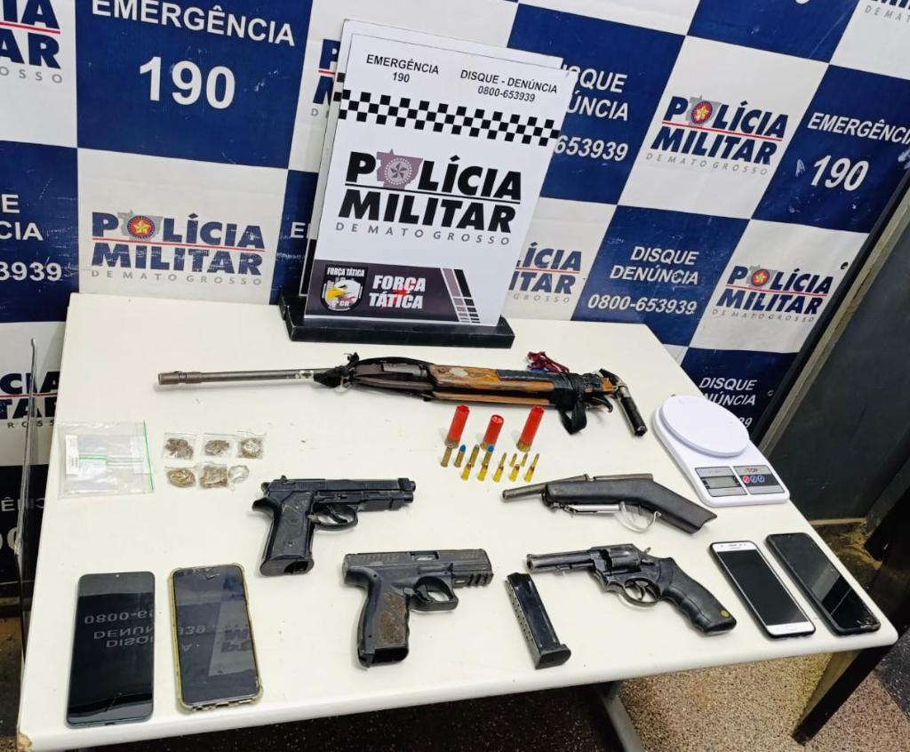 Força Tática localiza quatro suspeitos de roubo e apreende cinco armas em Cáceres.