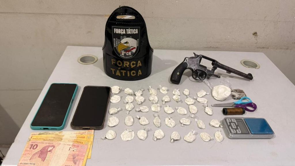 Força Tática prende homem por tráfico de drogas e apreende 42 porções de entorpecentes.