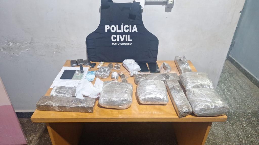 Homem investigado por violência doméstica é preso em flagrante por tráfico de drogas.