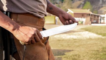 Homem leva facada durante briga em fazenda.