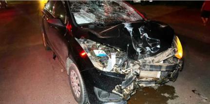 Motociclista fica ferida após bater de frente com veículo.