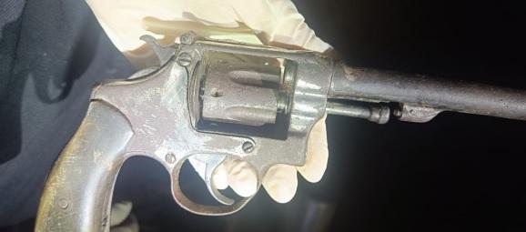 PM apreende arma de fogo com faccionado durante abordagem.