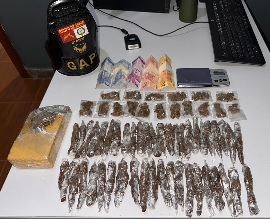 PM prende faccionado por tráfico de drogas e apreende 65 porções de maconha.