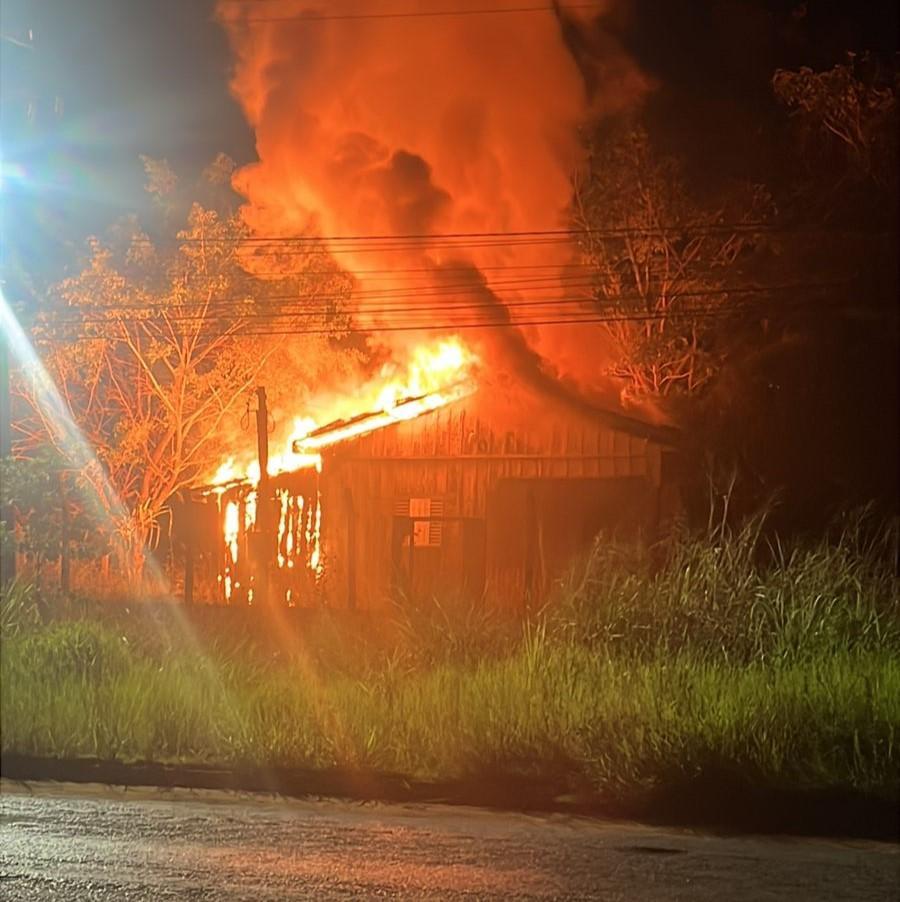 PM prende homem por agredir e incendiar residência da própria mãe.