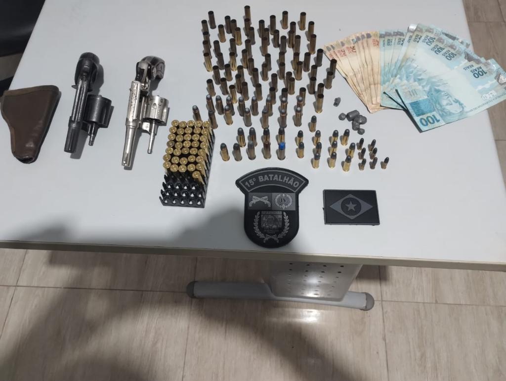 PM prende homem por ameaçar companheira e apreende armas e 141 munições.