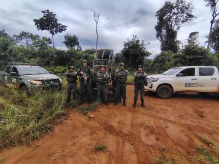 Polícia Ambiental apreende maquinário por extração ilegal de madeira em MT.