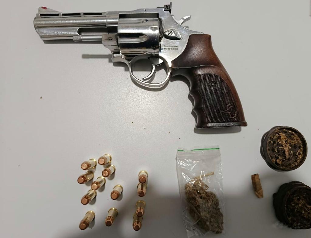 Polícia Civil conduz homem por porte ilegal de arma de fogo até a delegacia.