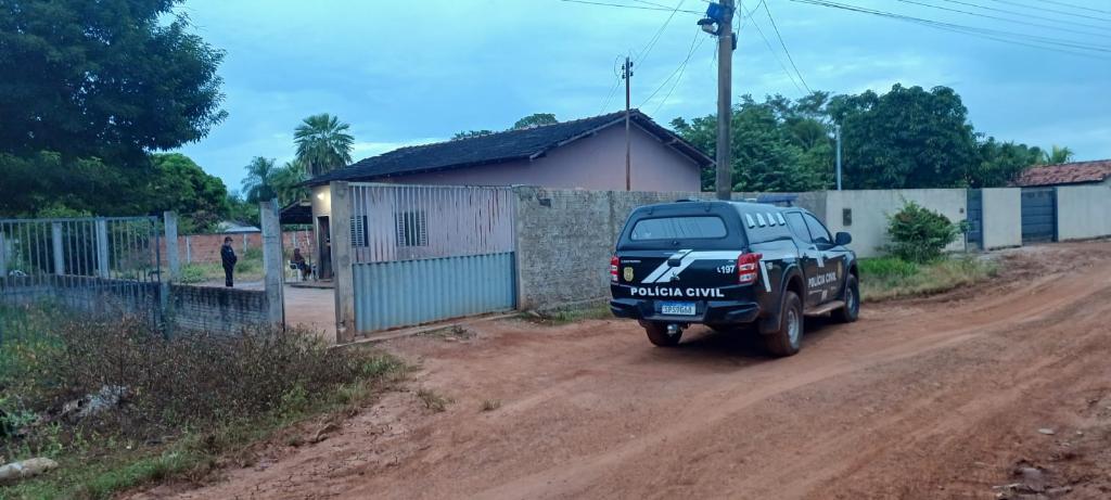 Polícia Civil cumpre 21 ordens judiciais contra núcleo de facção liderado por mulher em Cáceres.