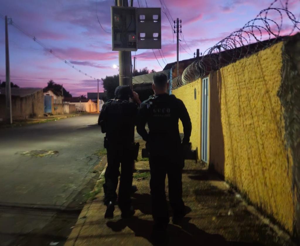 Polícia Civil cumpre mandados contra grupo criminoso envolvido em roubo a cooperativa de crédito.