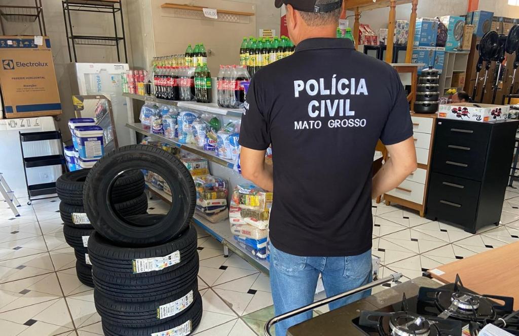 Polícia Civil e Procon fiscalizam loja de móveis investigada por golpes em aposentados.
