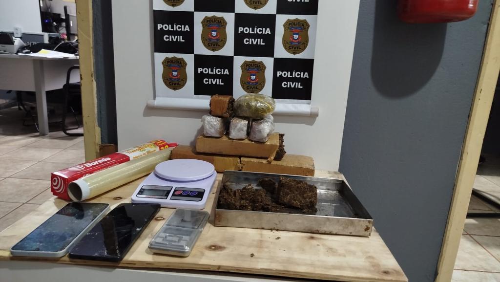 Polícia Civil localiza depósito de drogas enterrado em meio a mata.