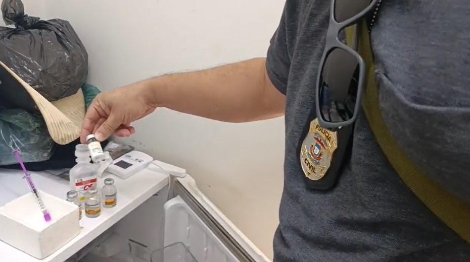 Polícia Civil prende enfermeira por exercício ilegal da medicina e comercialização de medicamentos irregulares.