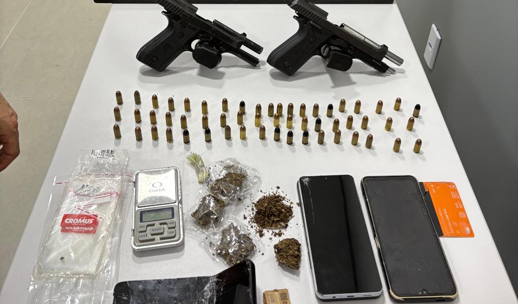 Polícia Civil prende suspeitos por tráfico de drogas, associação criminosa e porte ilegal de arma de fogo.