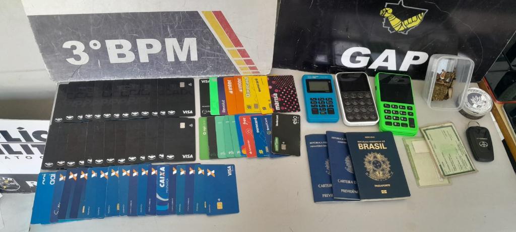 Polícia Militar prende cinco pessoas por estelionato.