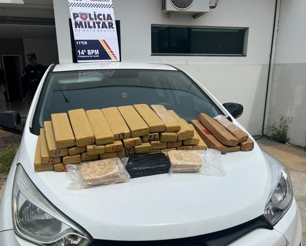 Polícia Militar prende dois faccionados com 42 tabletes de entorpecentes.