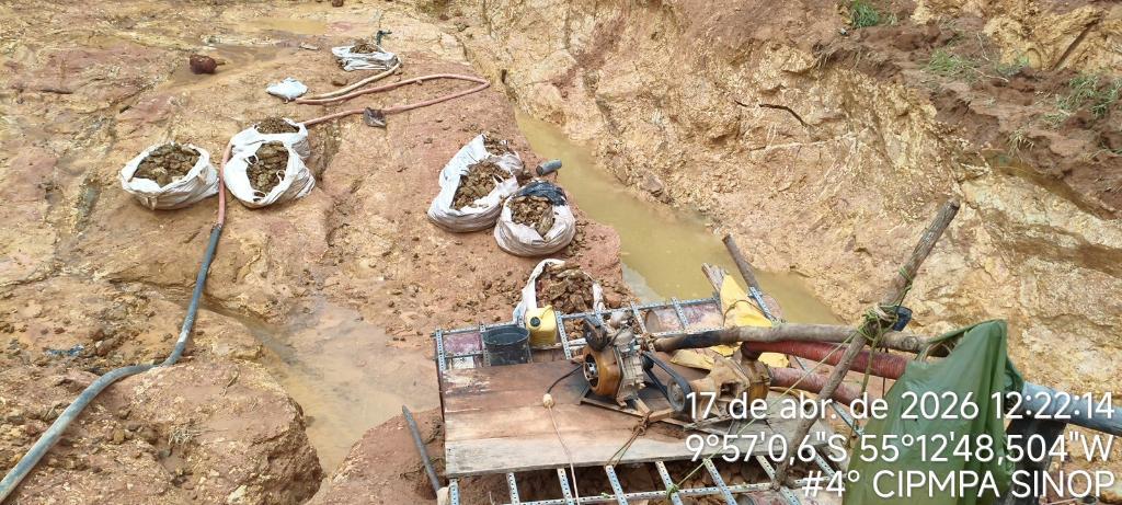 Polícia Militar prende homem e fecha garimpo ilegal.