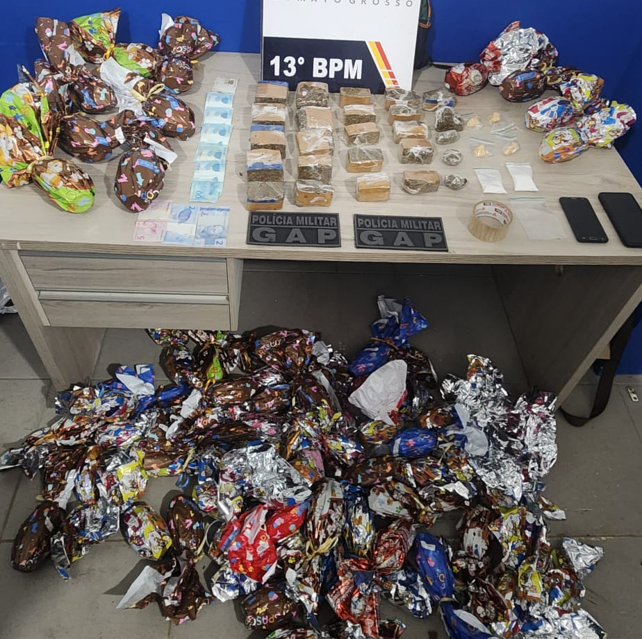 Polícia Militar prende membro de facção criminosa com porções de drogas e ovos de Páscoa.