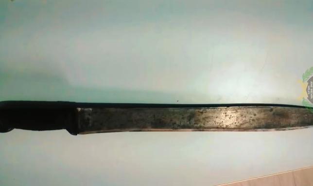 Polícia Militar prende suspeito por tentativa de homicídio utilizando um facão.