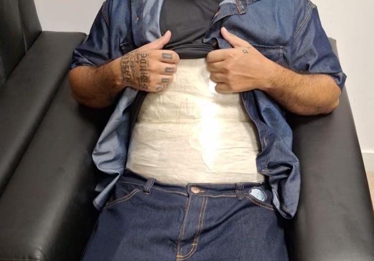 Polícias Civil e Federal prendem homem no aeroporto tentando levar drogas presas no corpo.