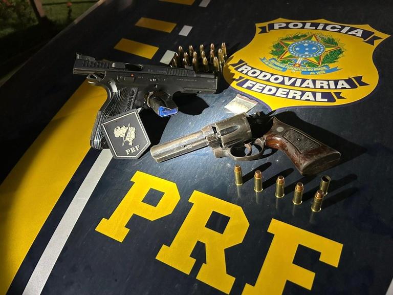 PRF apreende armas de fogo, munições e droga na BR-163.