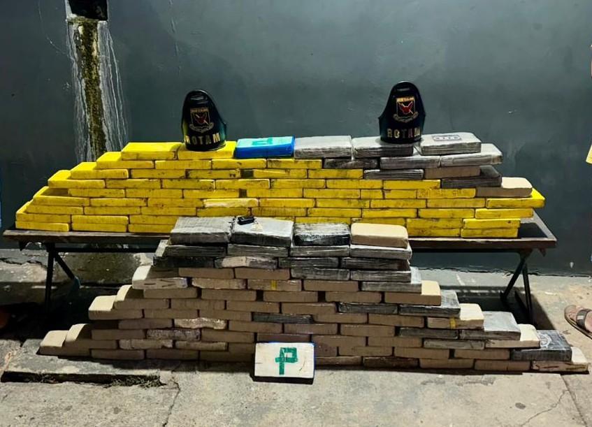 Rotam apreende 146 tabletes de cocaína e prende dois homens por tráfico.