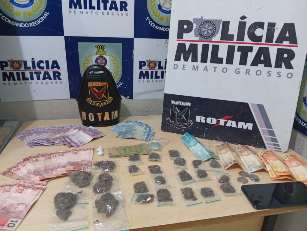 Rotam prende mãe e filha por tráfico de drogas e apreende entorpecentes e dinheiro.