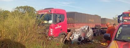 Acidente entre carreta e Onix deixa um morto.