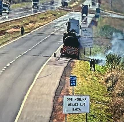 Carreta pega fogo em rodovia e trava trânsito no trecho.