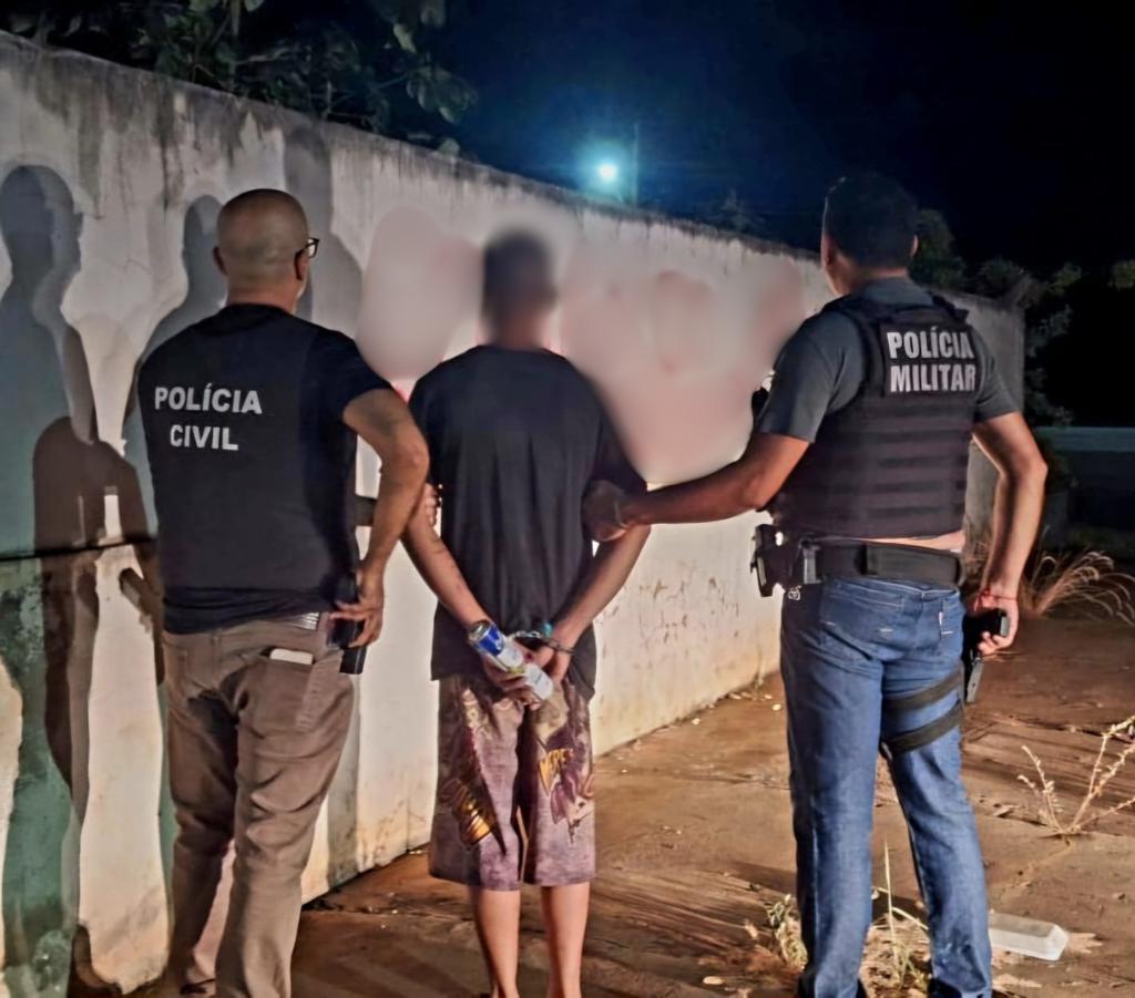 Jovem é conduzido por pichar muro de prédio público com apologia à facção criminosa.