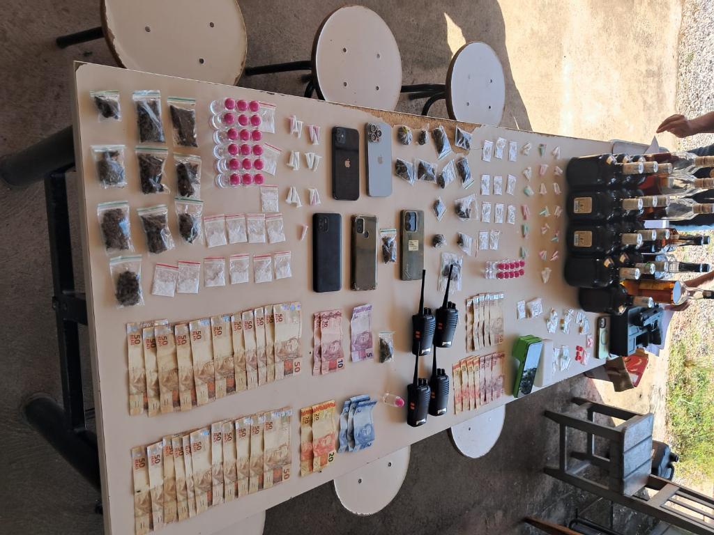 PM encerra festa de facção criminosa que tinha drogas e presença de adolescentes em Barra do Bugres.