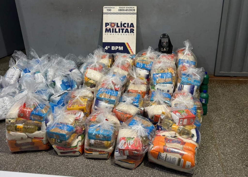 PM prende mulher e apreende 45 sacolões com alimentos e produtos de limpeza de facção criminosa.